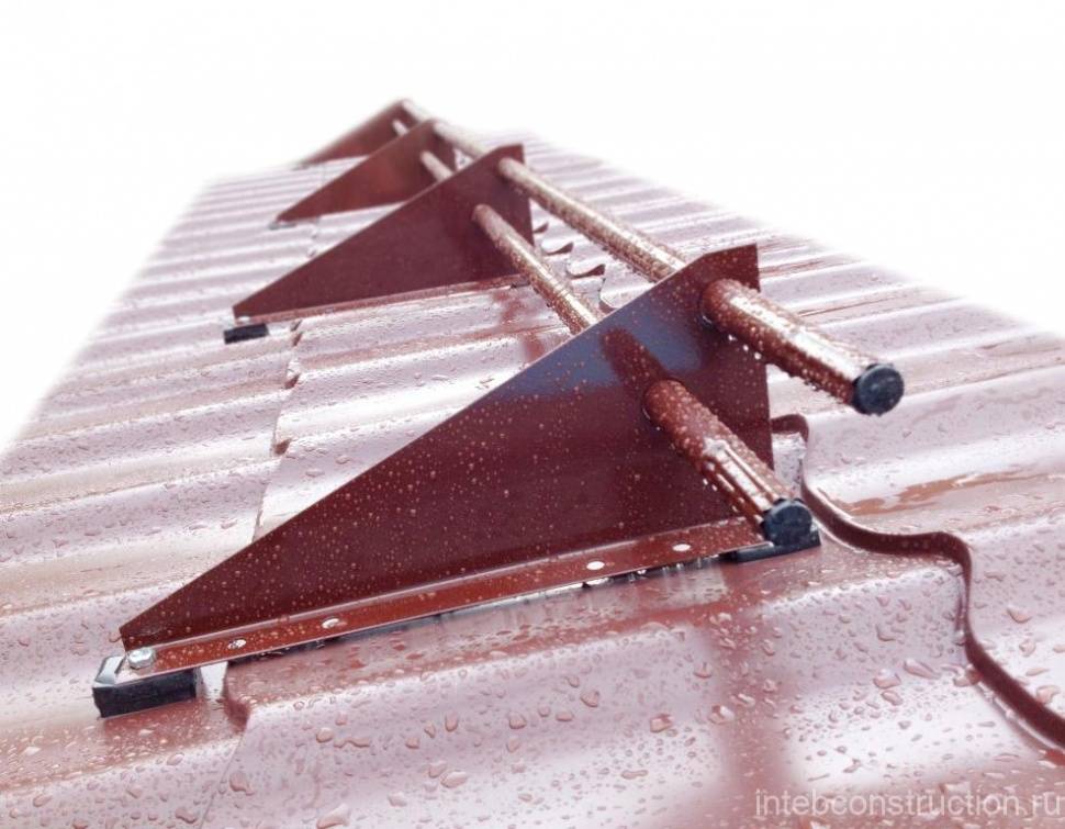 Снегозадержатели на крышу из профнастила: зачем нужны, виды, монтаж