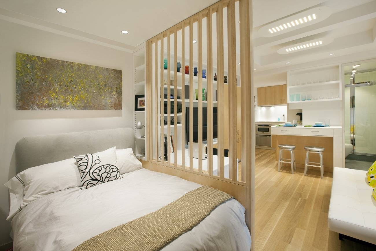 Спальня и гостиная в одной комнате: дизайн совмещенного интерьера, расстановка дивана и кровати, отделение зоны перегородкой
 - 23 фото