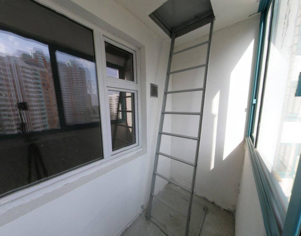 Пожарная лестница на балконе: что делать, можно ли спилить или убрать