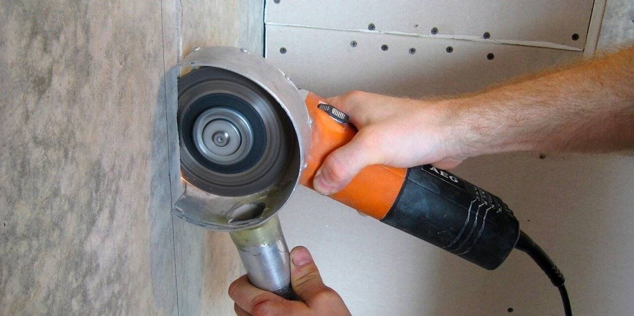 Как проштробить стену под электропроводку с помощью перфоратора