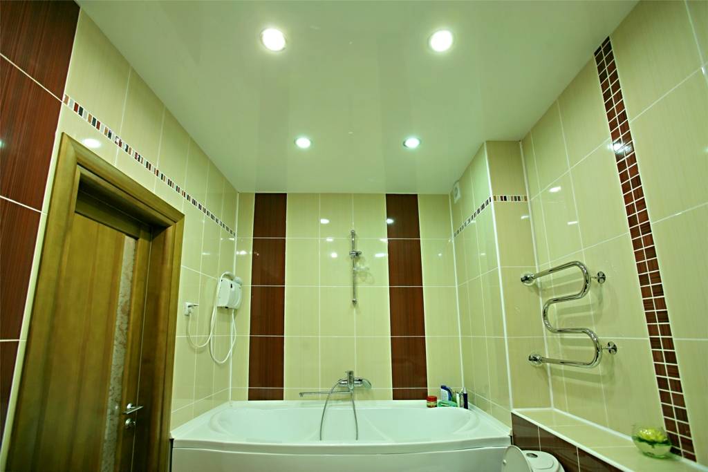 Зеркальный потолок в ванной: плюсы, минусы, установка, монтаж, особенности, дизайн, фото