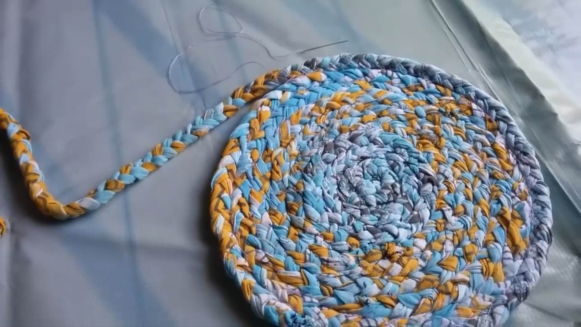 Плетение ковриков из старых вещей мастер класс
