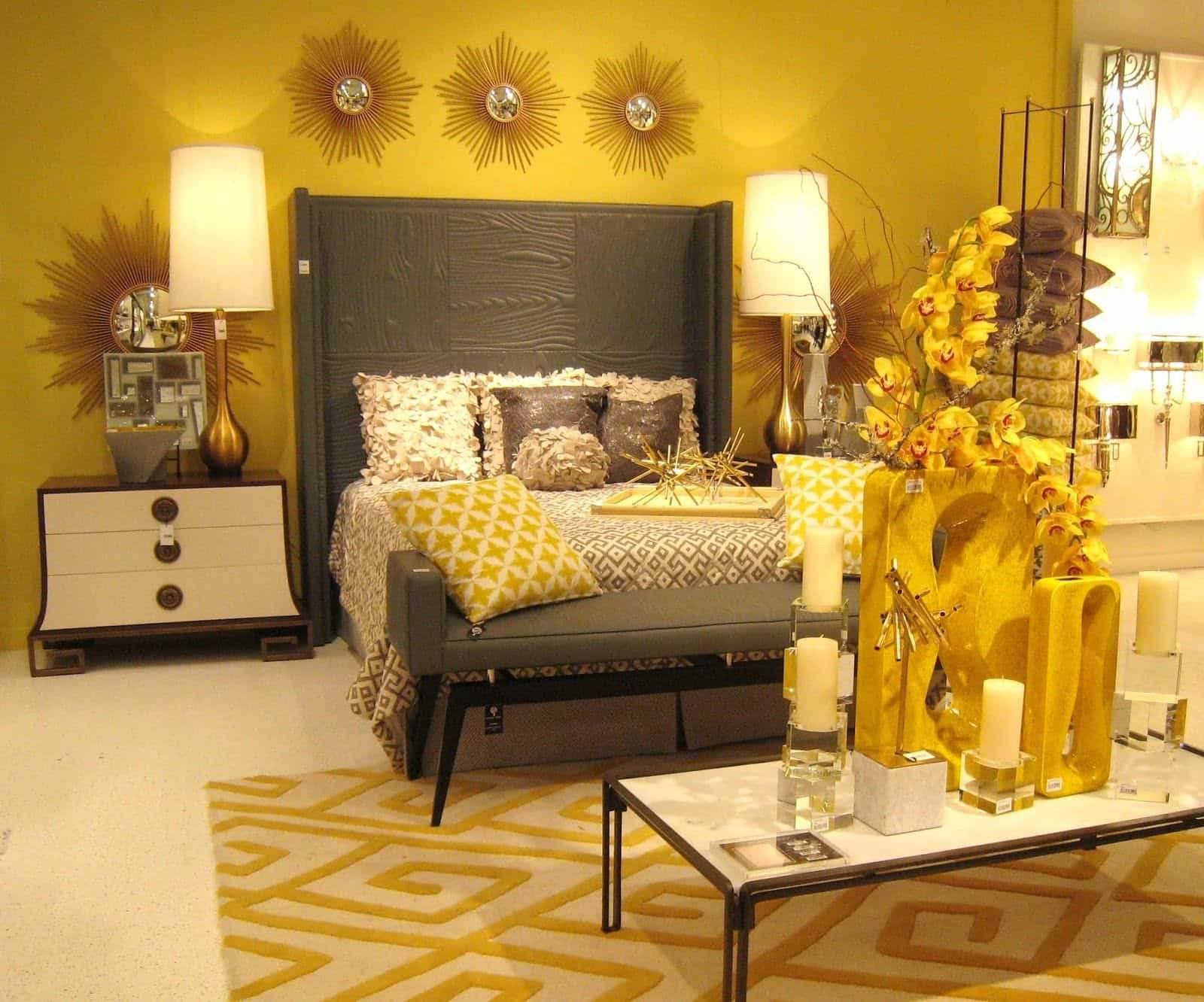 Желтые обои для стен: фото в интерьере, какого цвета мебель подойдет, светлые
