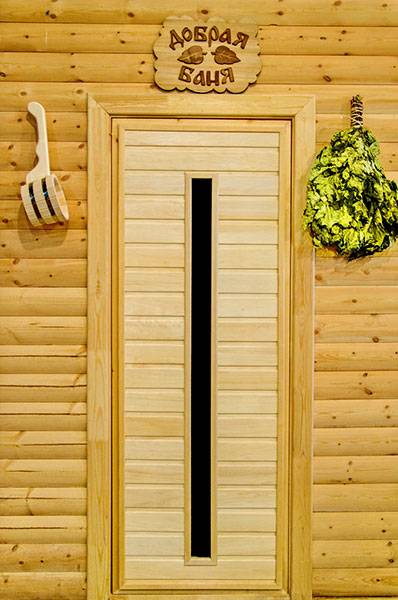 Деревянные двери для бани, виды конструкций на вход и в парилку