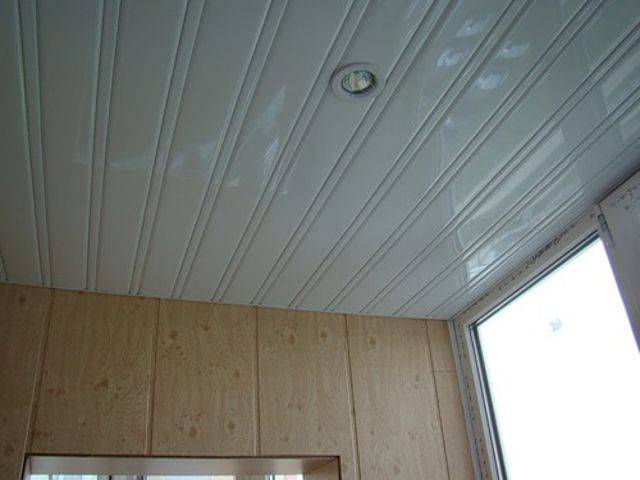 Потолок из пластиковых панелей на кухне + фото