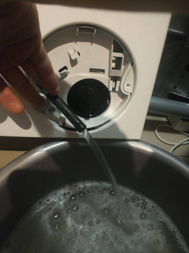 Стиральная машина не сливает воду: причины, что делать в случае поломки