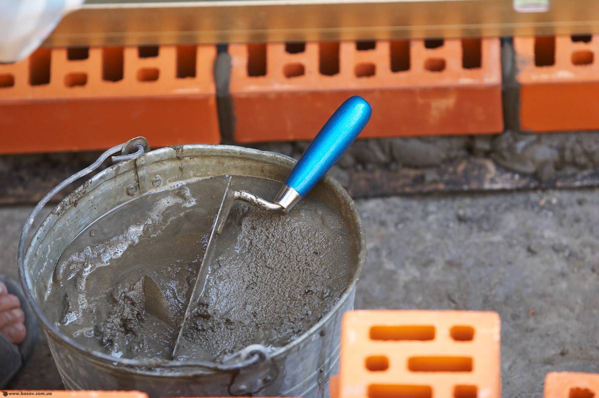 Методы очистки поверхностей от засохшего бетона – обзор средства для удаления бетона и домашних способов очистки поверхностей от застывшего раствора.