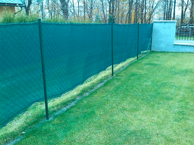 Забор из оцинкованной сетки на дачном участке