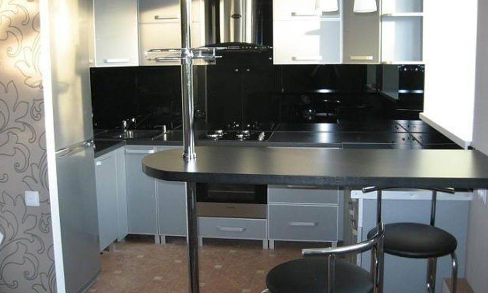 Угловая кухня с барной стойкой: гарнитур для маленькой кухни - 33 фото