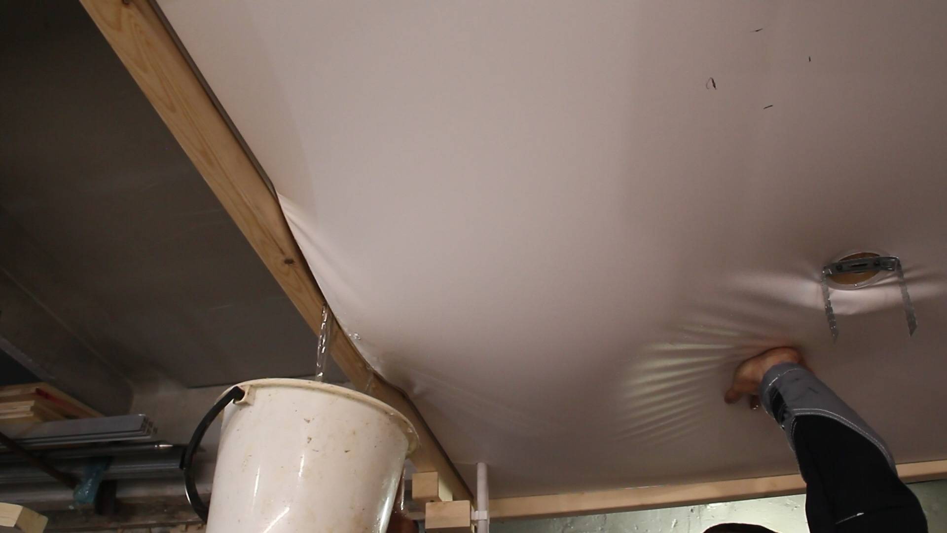 Как слить воду с натяжного потолка самому: пошаговая фото и видео инструкция