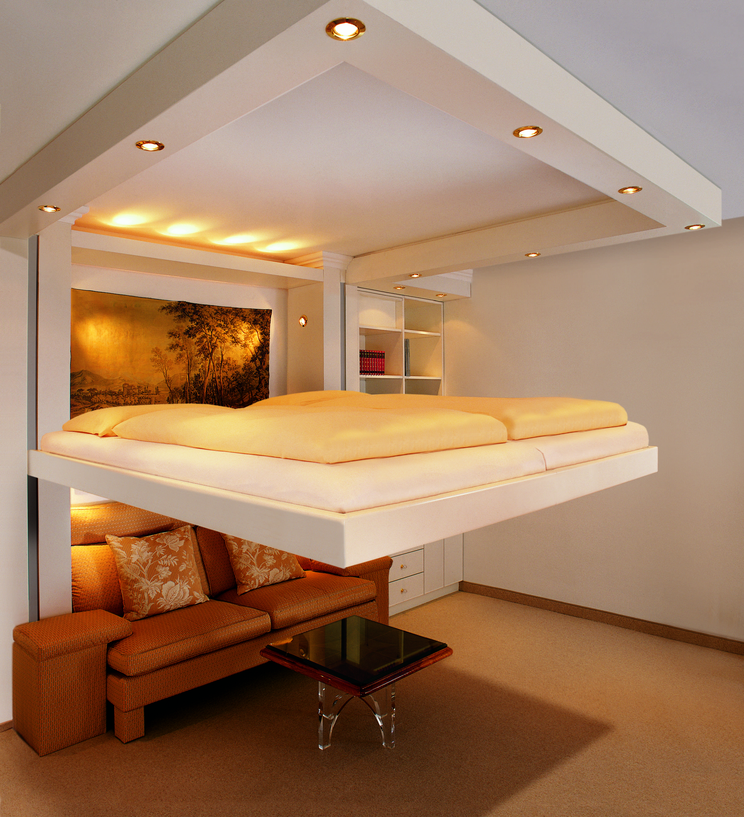 Кровать под потолком: как устроена / фото.