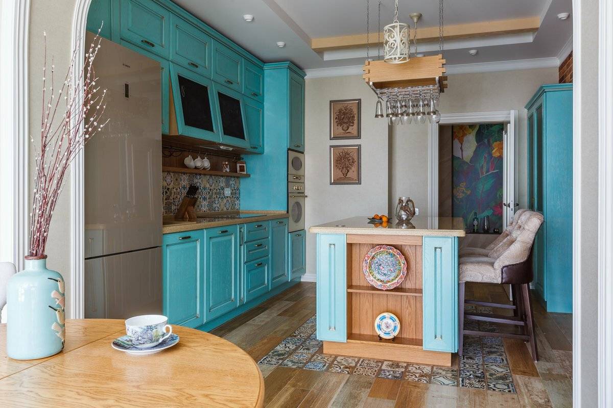 Кухня в средиземноморском стиле: фото дизайна, интерьер в квартире, оформление в белом цвете
