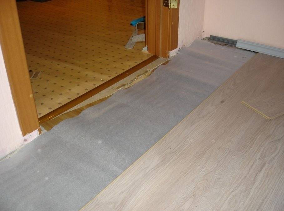 Укладка линолеума своими руками — пошаговая инструкция укладки на деревянный и бетонный пол с фото!