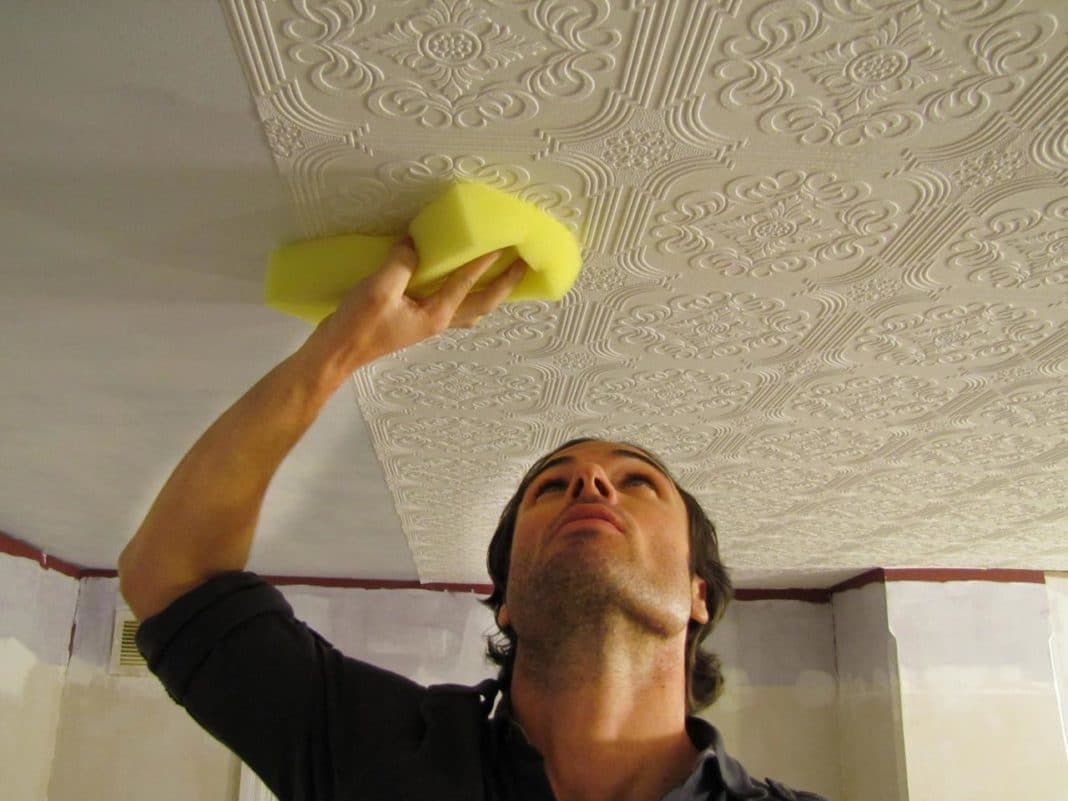 Подробное описание технологии поклейки обоев на потолок: как поклеить с помощником и одному