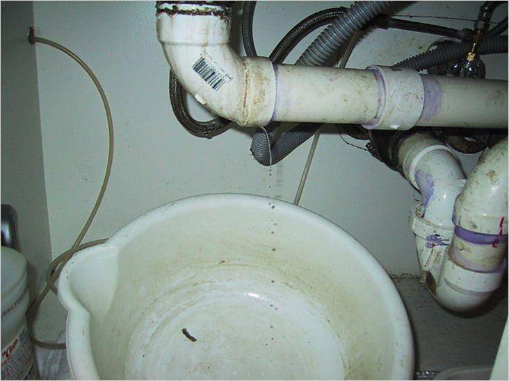 Почему в туалете пахнет канализацией: что делать, причины запаха