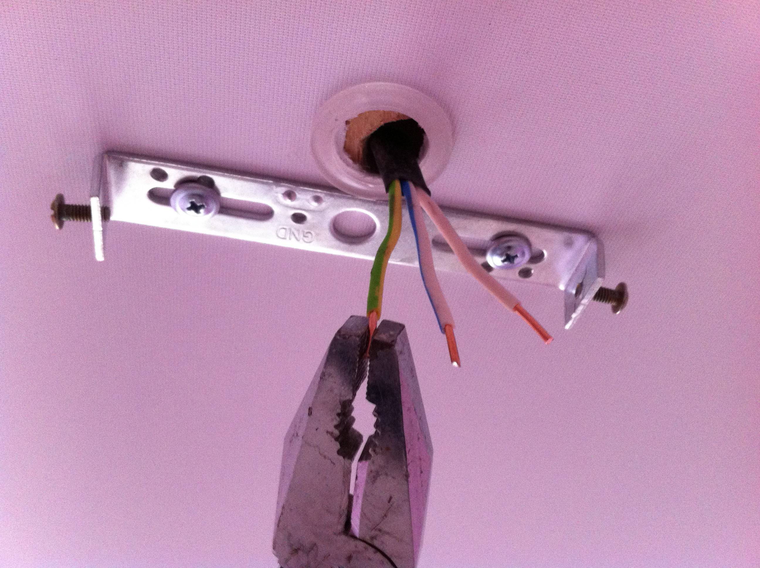 Крепление люстры к натяжному потолку, как крепить осветительные приборы своими руками: инструкция, фото и видео