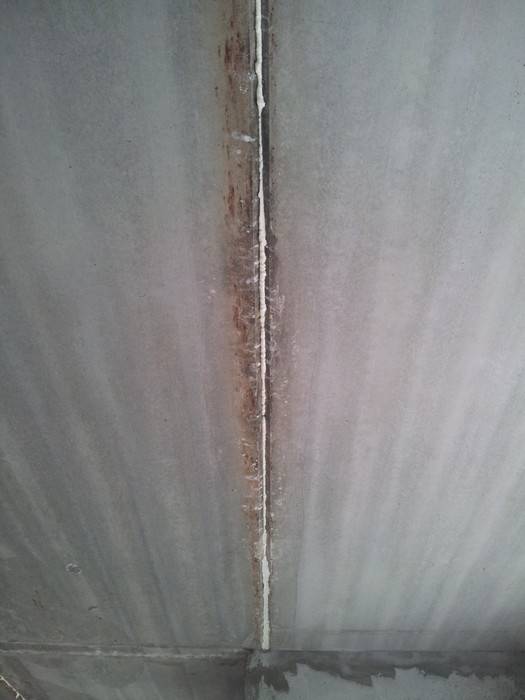 Как заделать щели между пенопластовыми плитками на потолке?