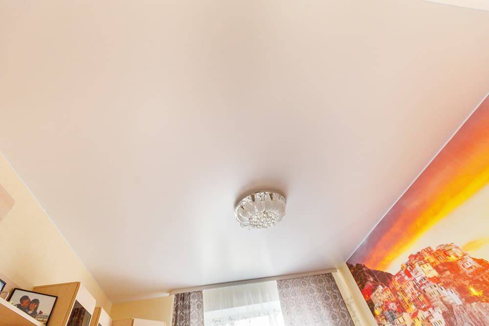 Сатиновый натяжной потолки – что это и как он выглядит