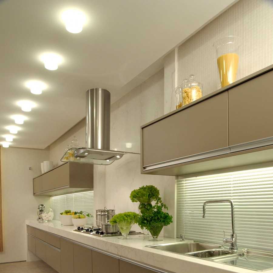 установка точечных светильников на кухне над рабочей зоной
