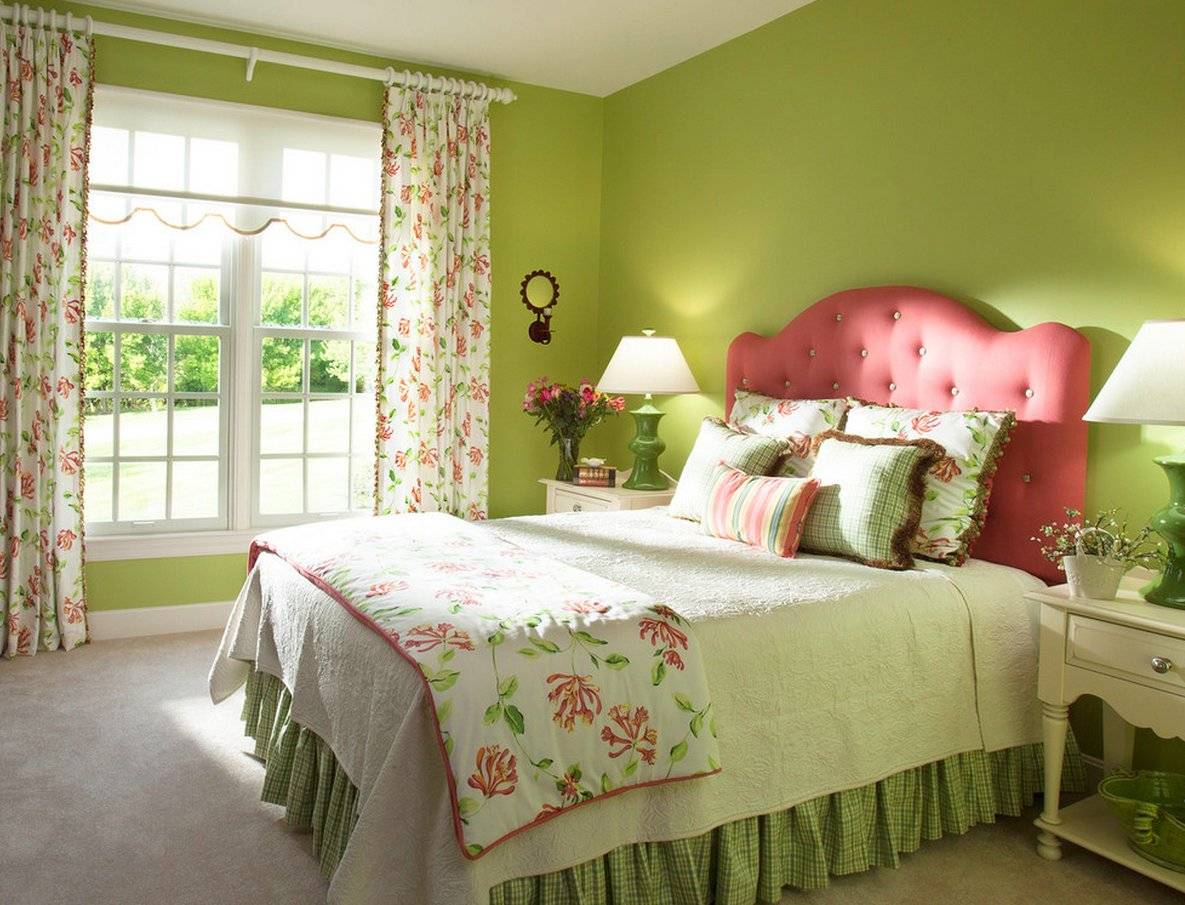 Какие шторы к зеленым обоям. Фисташковая спальня Прованс. Спальня в стиле Прованс в зеленых тонах. Спальня в зеленых тонах. Спальня в зеленом цвете.