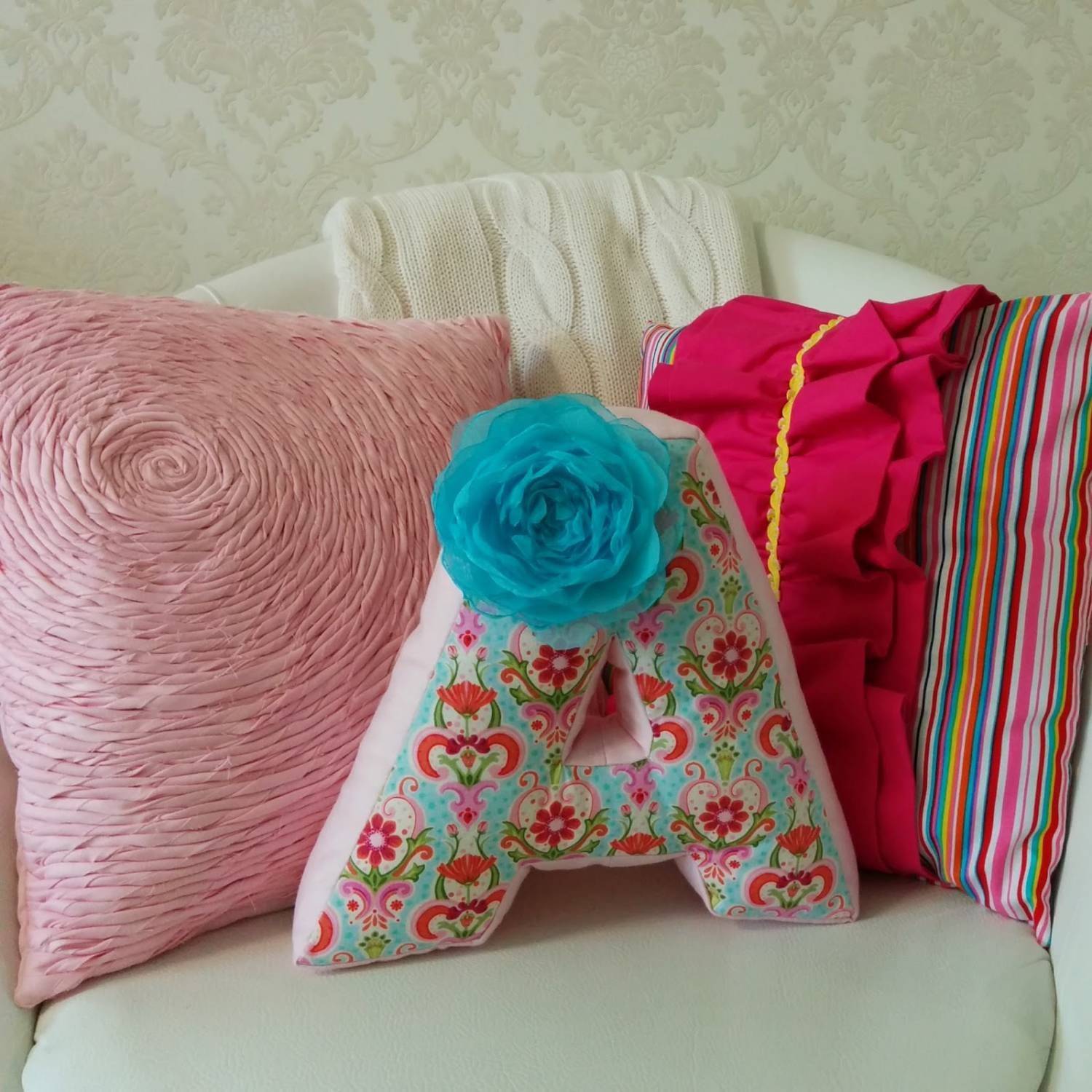 Подушки своими руками: оригинальные выкройки, фото, схемы, как сшить красивую и интересную декоративную подушку для начинающих