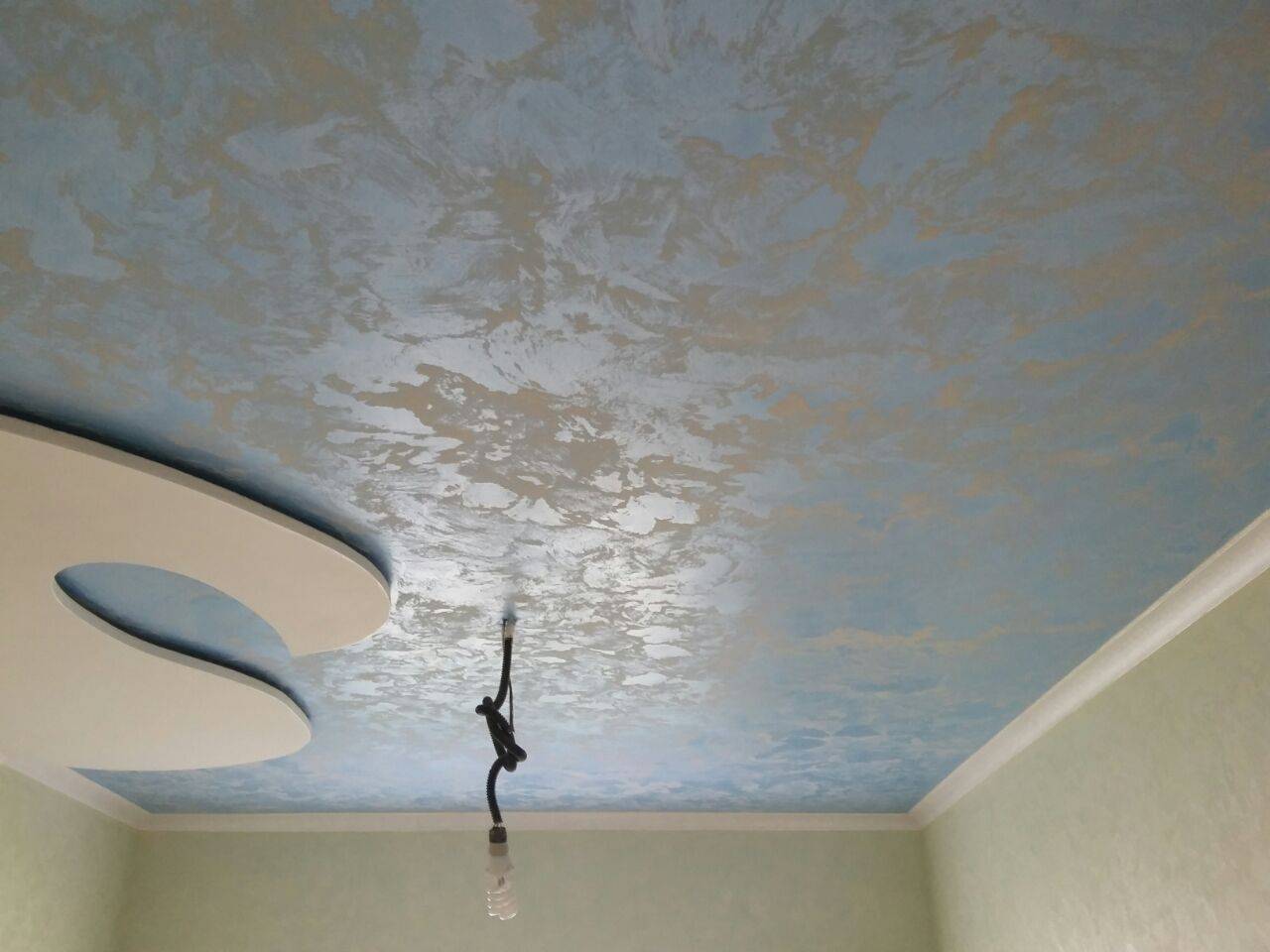 Фактурный потолок своими руками: свойства декоративной штукатурки, технология и как сделать, как наносить раствор, можно ли брать обычную шпаклевку, как покрасить?
