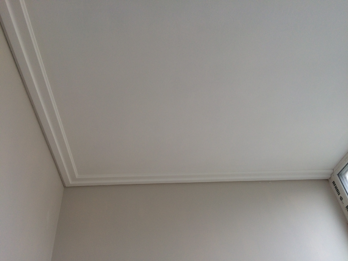Как правильно приклеить потолочный плинтус-галтель к натяжному потолку: методика от а до я