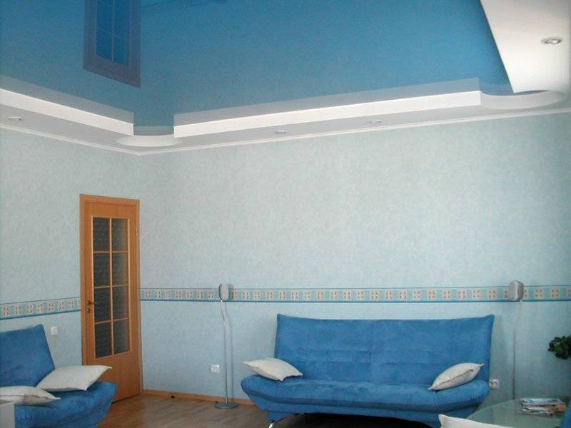 Голубой натяжной потолок в интерьере фото