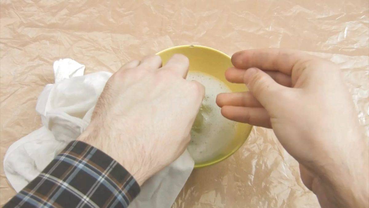Как убрать жирные пятна с обоев: с бумажных, виниловых