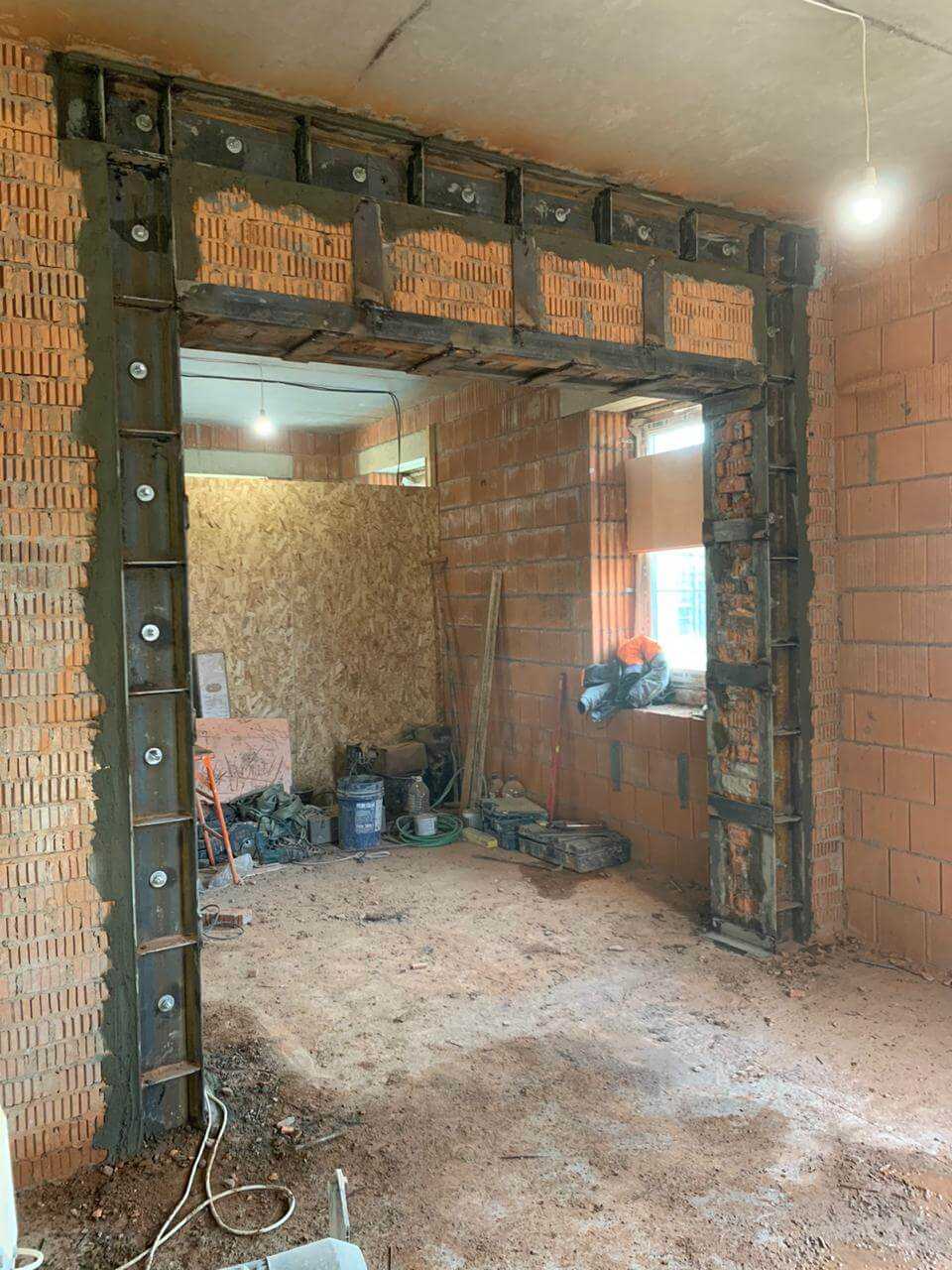 Демонтаж бетонных, кирпичных и несущих стен между кухней и комнатой в панельном доме
