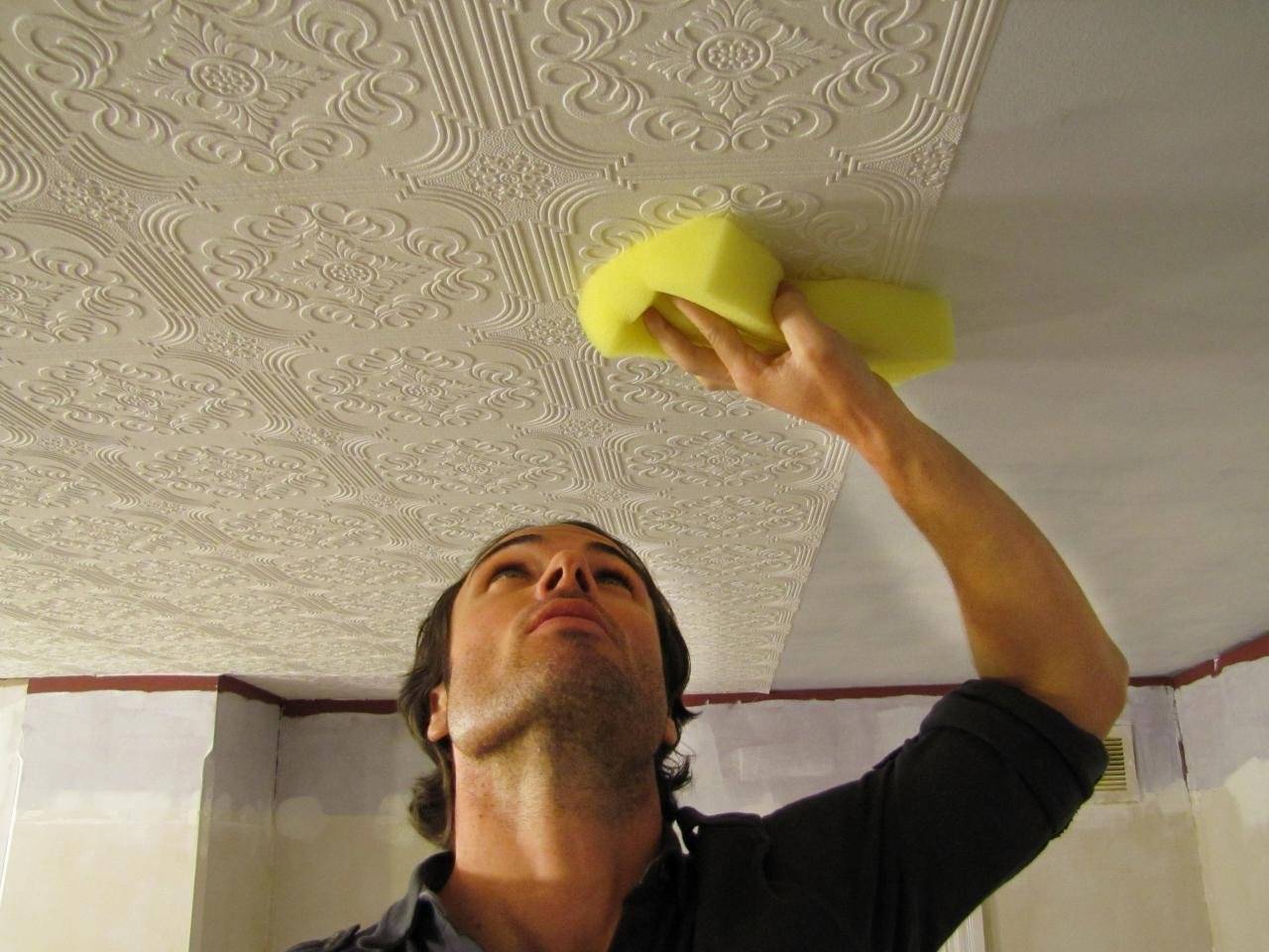 Чем покрасить потолочную плитку из пенопласта и как обновить водоэмульсионной краской