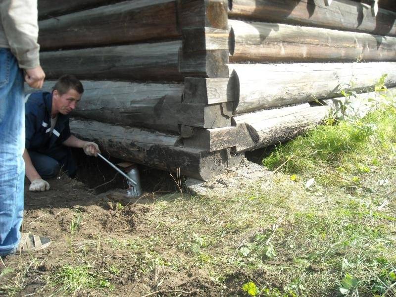 Как поднять деревянный дом своими руками для заливки или ремонта фундамента