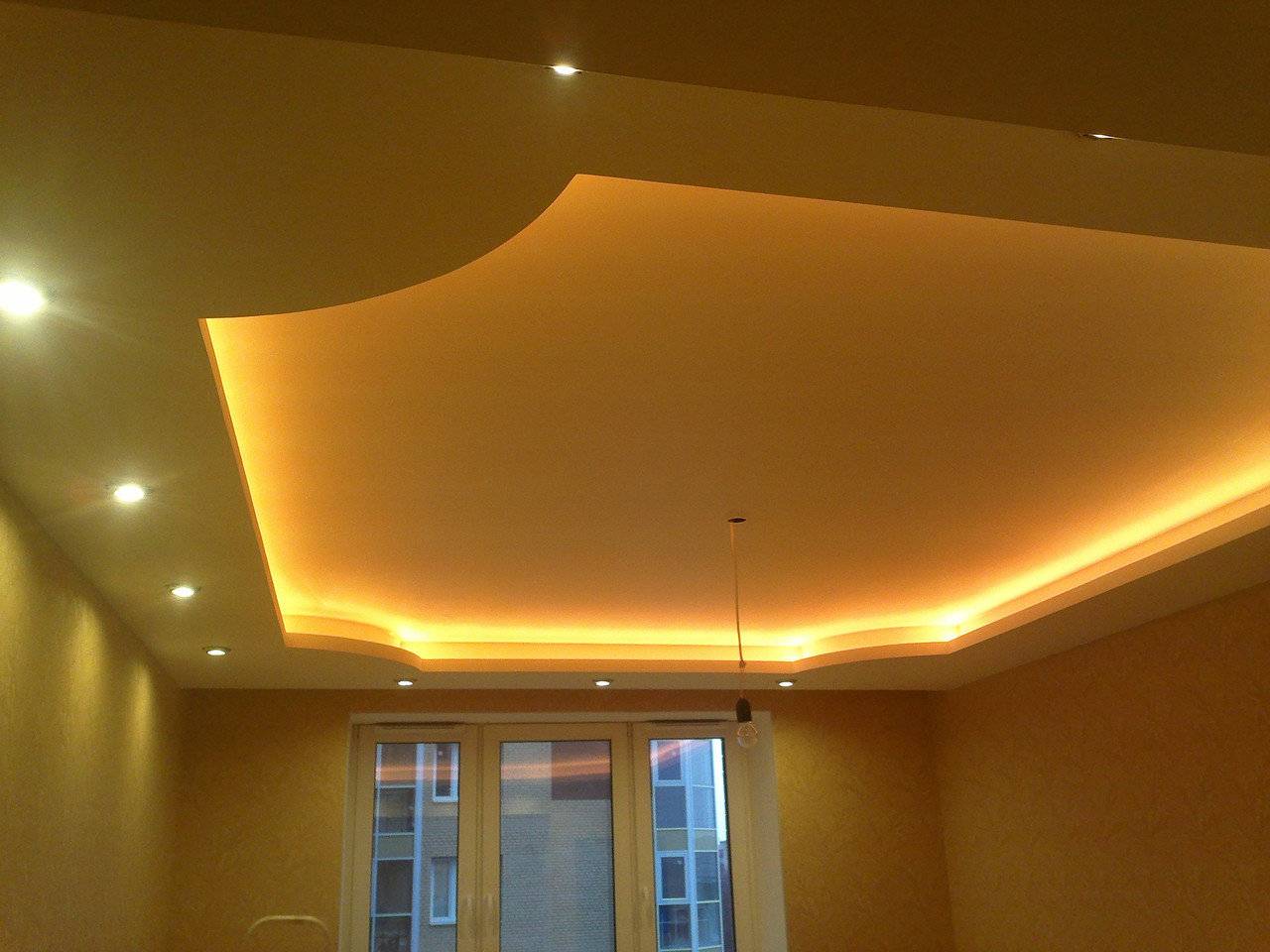 Красивый потолок из гипсокартона в зале (подвесной, двухуровневый, фигурный, с подсветкой) + 80 фото
