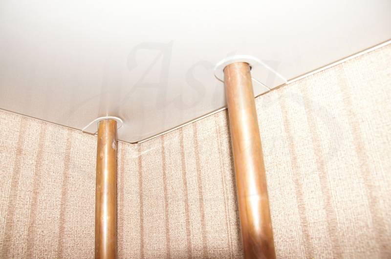 Как сделать обвод трубы на натяжных потолках – правила обхода труб