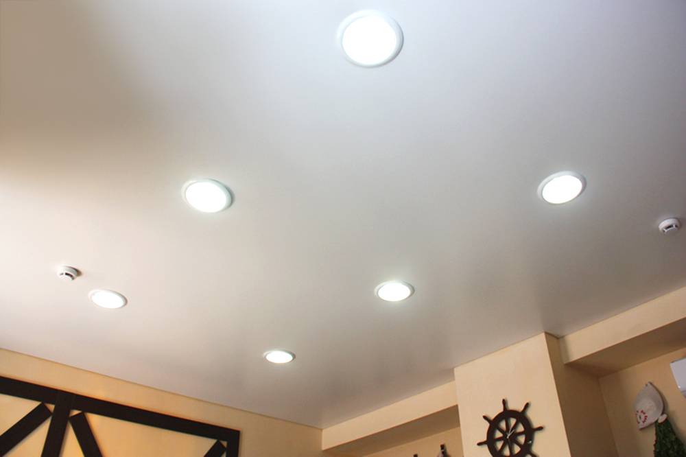 Расположение светильников на натяжном потолке: как разместить точечные лампочки в зале или спальне, схема расположения и расстояние между спотами