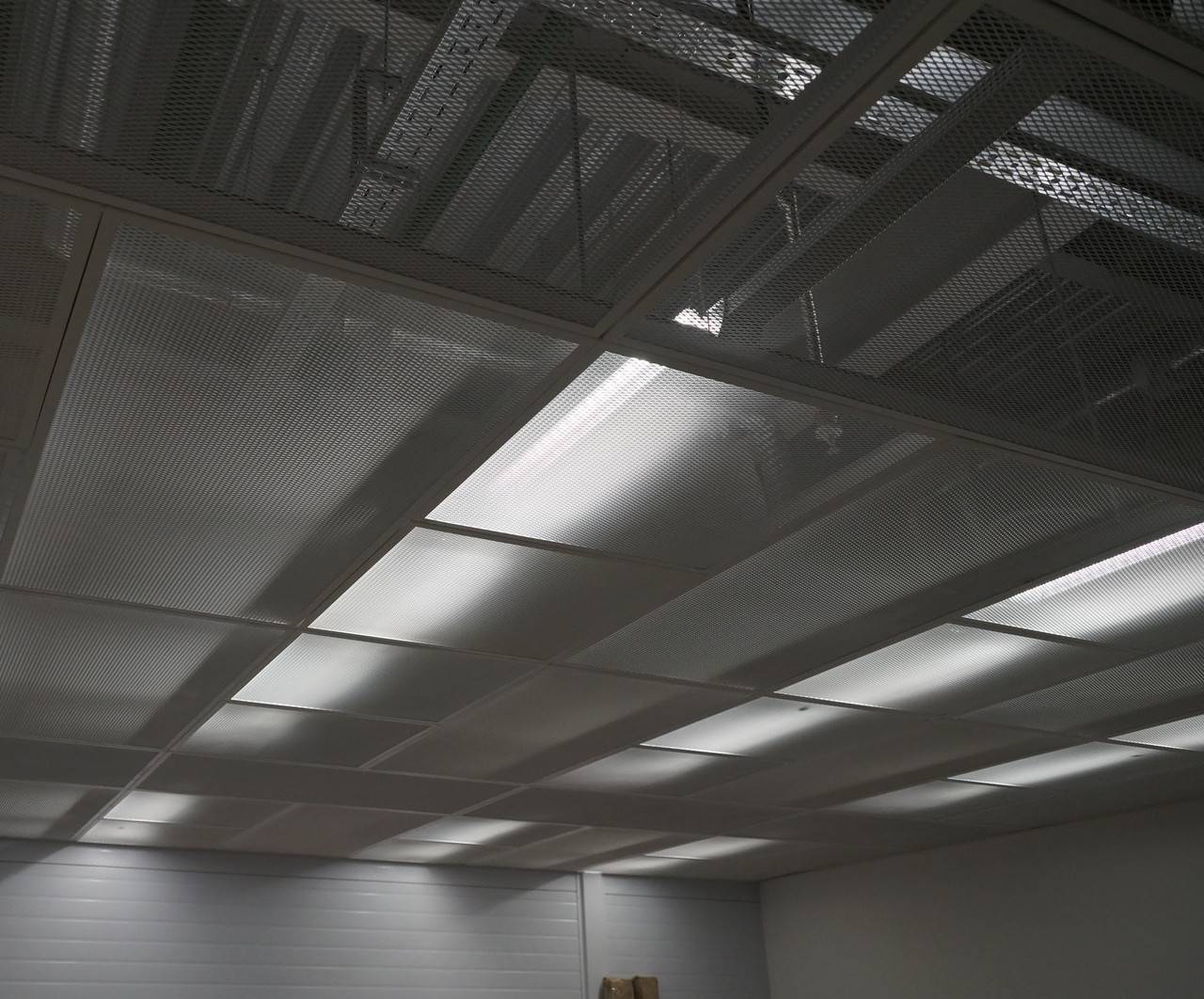 Как монтировать пластиковые панели на каркас из профиля на потолок?