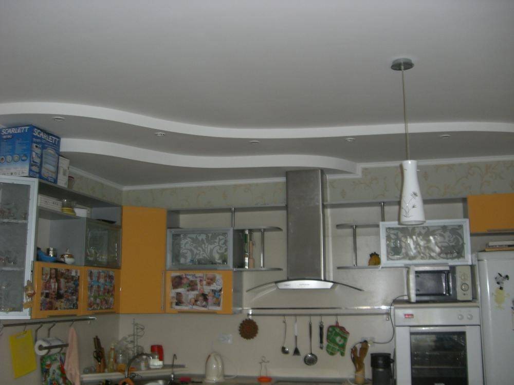 Моем натяжной потолок на кухне: обзор средств и способов