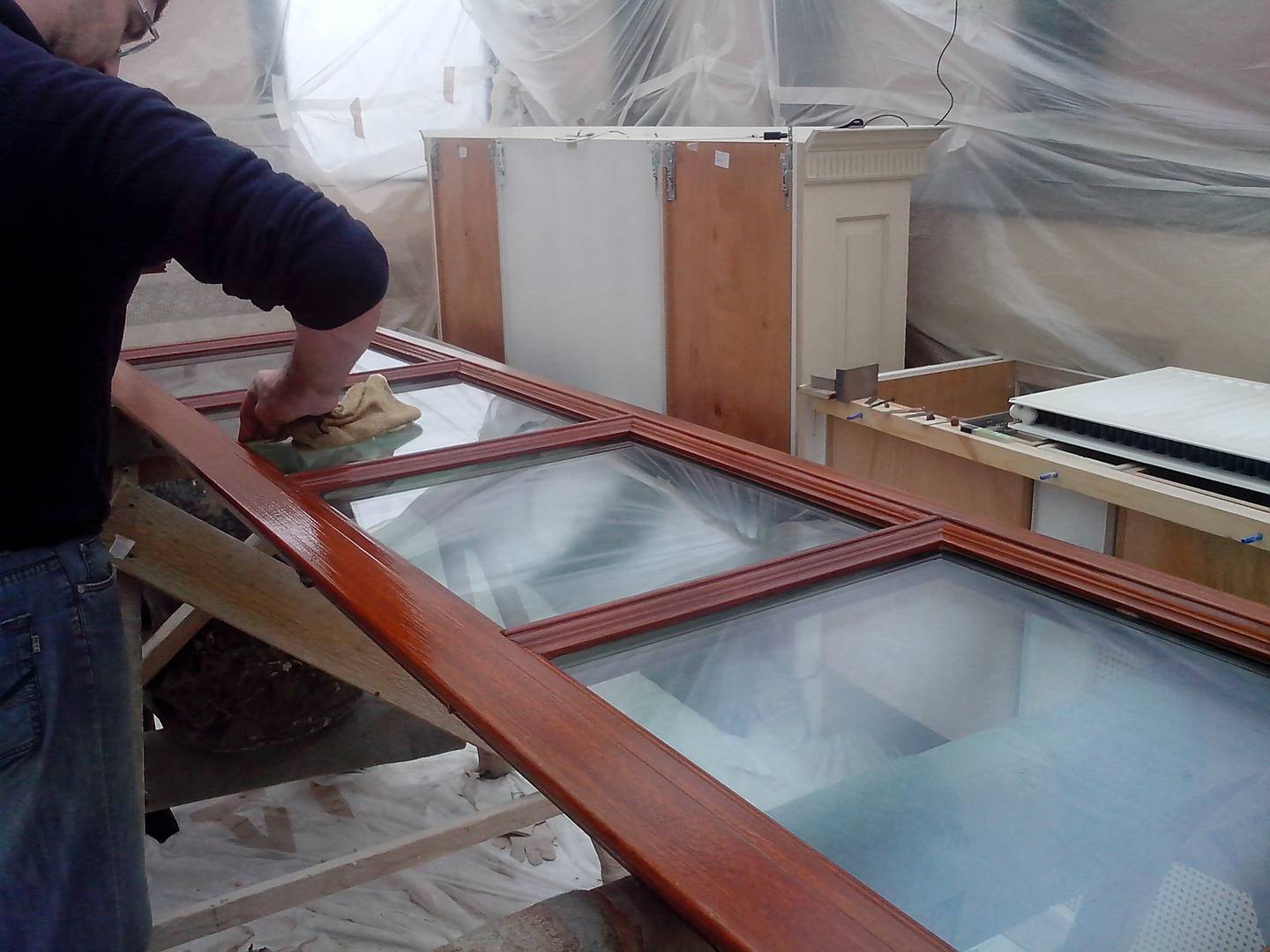Ремонт деревянных окон своими руками:  как отмыть после ремонта грязь с дверей