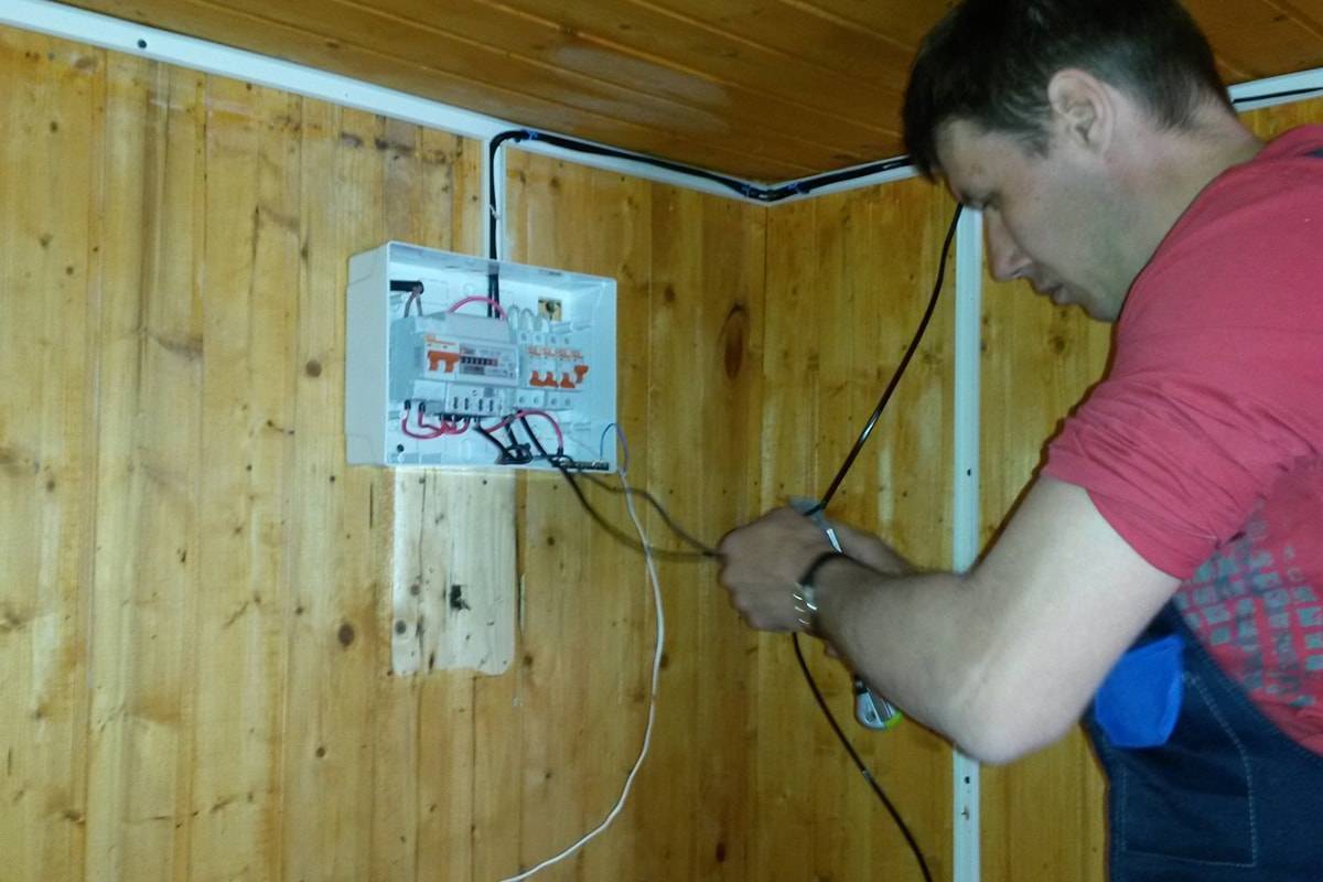 Выполняем монтаж электропроводки в частном деревянном доме своими руками: пошаговая инструкция и схема как развести- обзор +видео