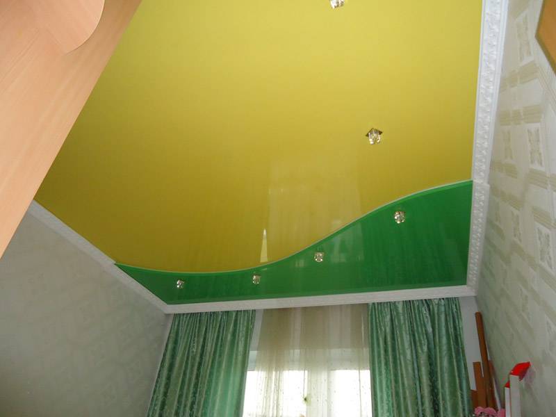 Двухцветный натяжной потолок: 4 главных особенности