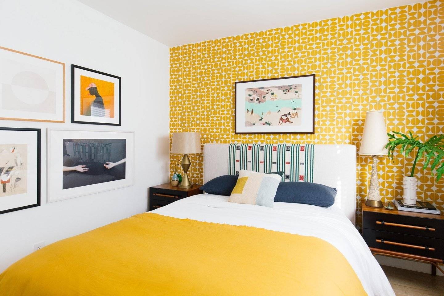 Желтая спальня — фото красивого дизайна спальни в желтых тонах