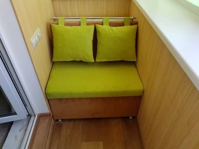 Диван на балкон с ящиком для хранения: функциональная мебель-сундук. диван на балкон и лоджию