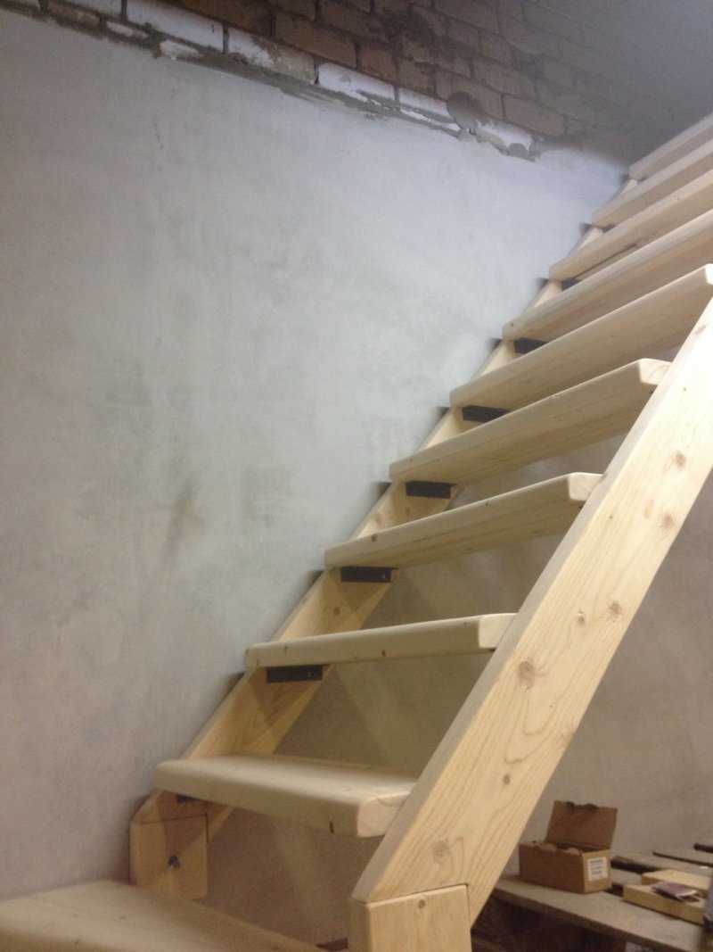 Лестница в погреб вертикальная стальная, деревянная маршевая конструкция на тетивах и косоурах