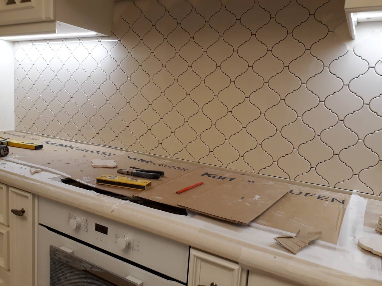 Укладка фартука из плитки на кухне самостоятельно: подробная инструкция (фото + видео)