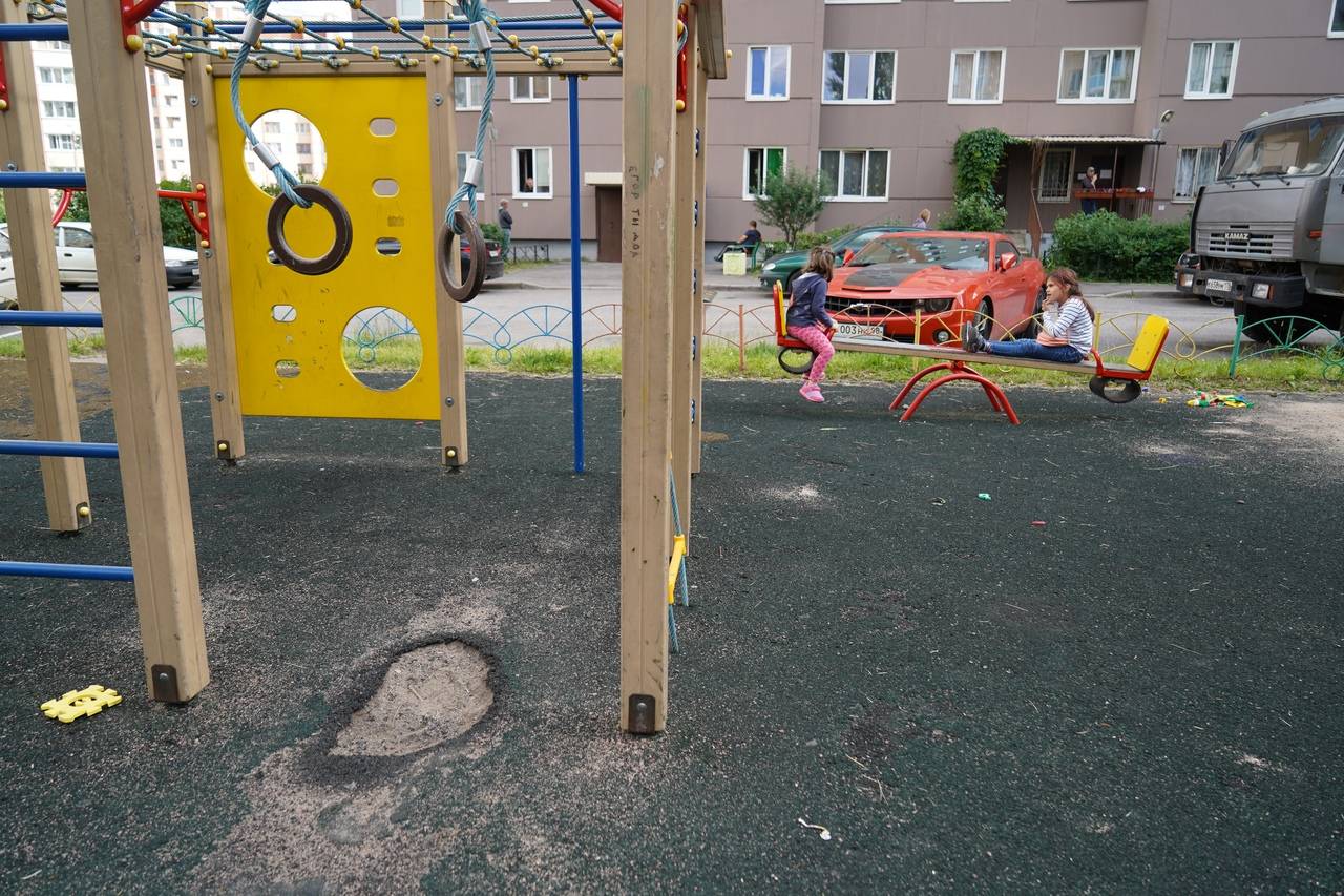 Во дворе многоквартирного дома нет детской площадки: что делать и куда обращаться?