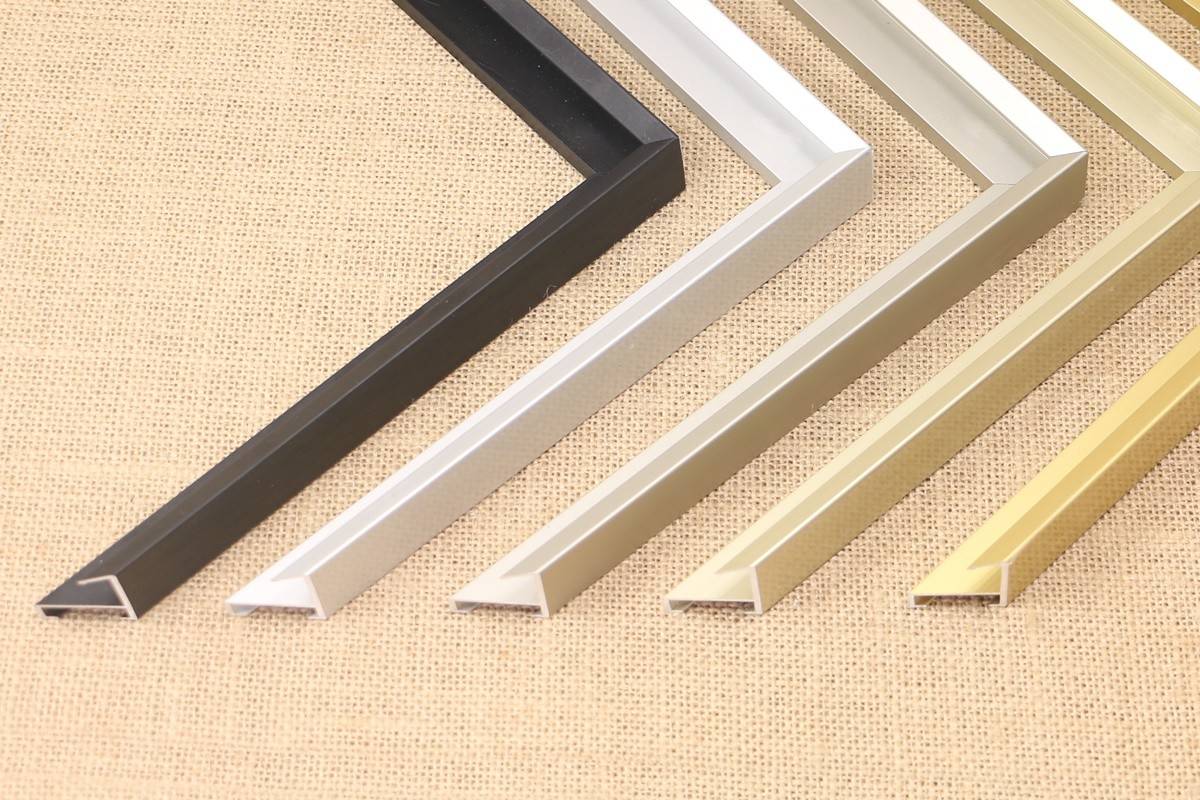 Декоративные уголки из алюминия, дерева или силикона на углы стен: как задекорировать под или на обои, на что лучше всего клеить и крепить