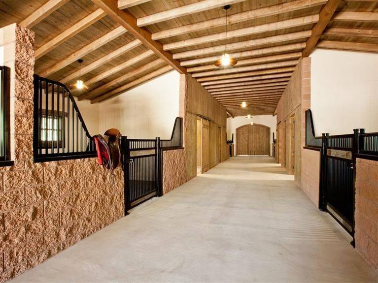Несколько конюшен. Конюшни в Испании. Деник Рэдлиф. Конюшня Solana stables. Конюшни Westphalian stables архитектура.