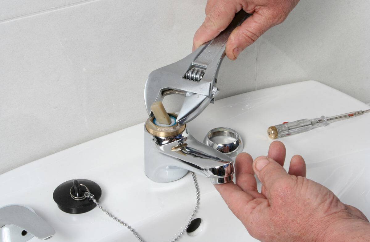 Как установить смеситель в ванной: размеры и расстояния, как правильно поставить кран под плитку, установка своими руками