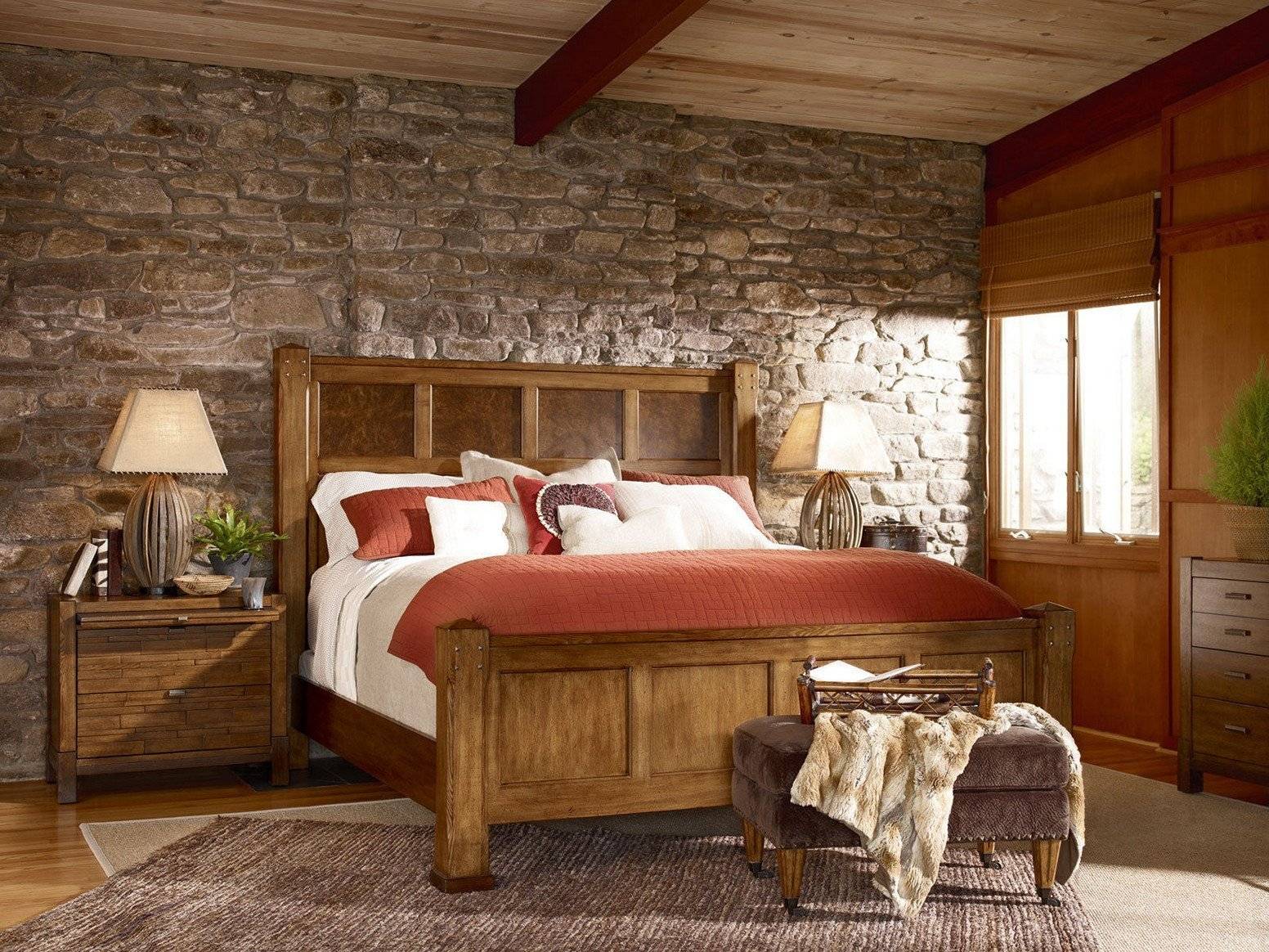 спальня с деревянной мебелью