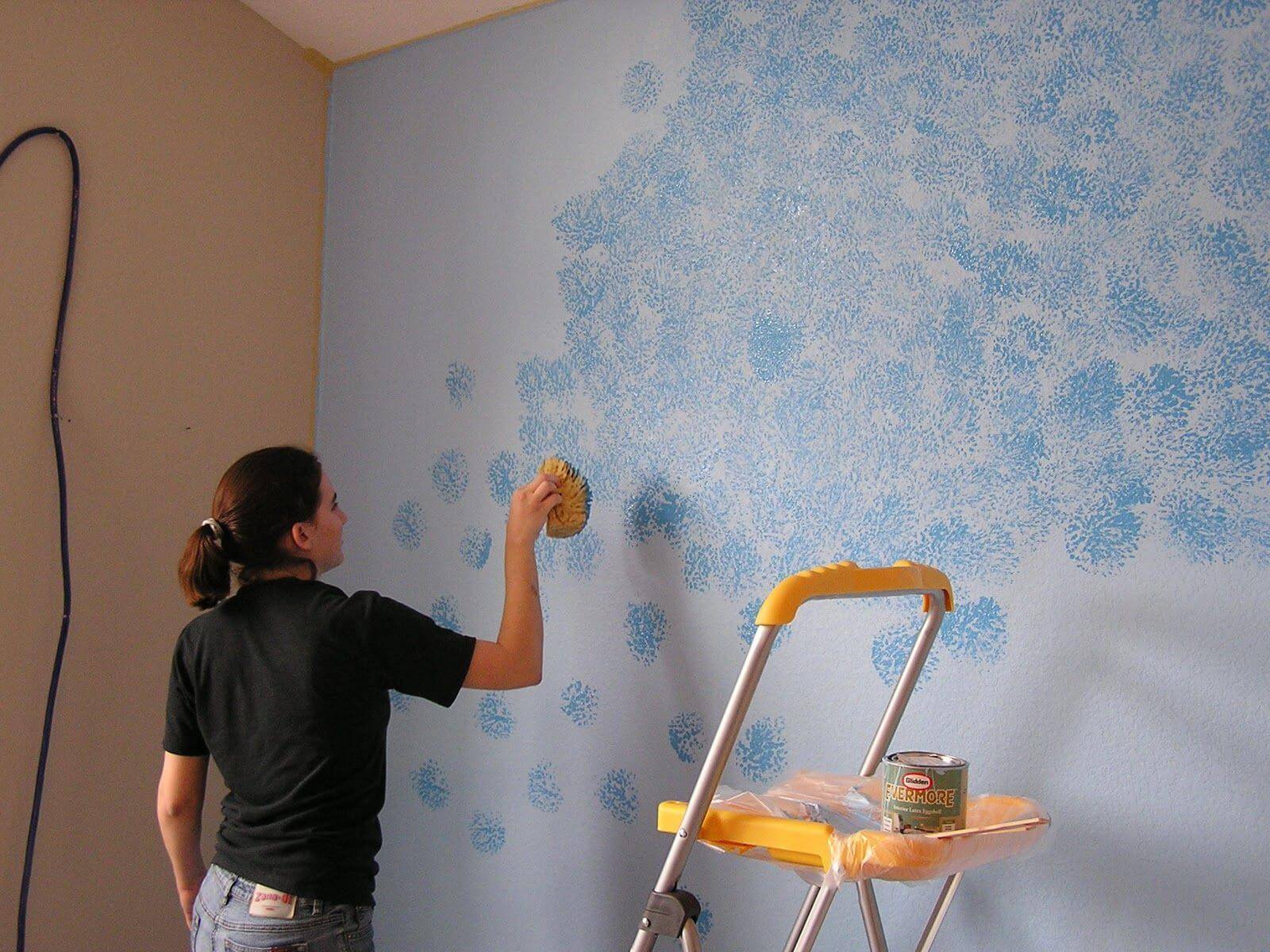 Водоэмульсионная краска для потолка, какую выбрать: акриловую, матовую или глянцевую, фотографии и видео